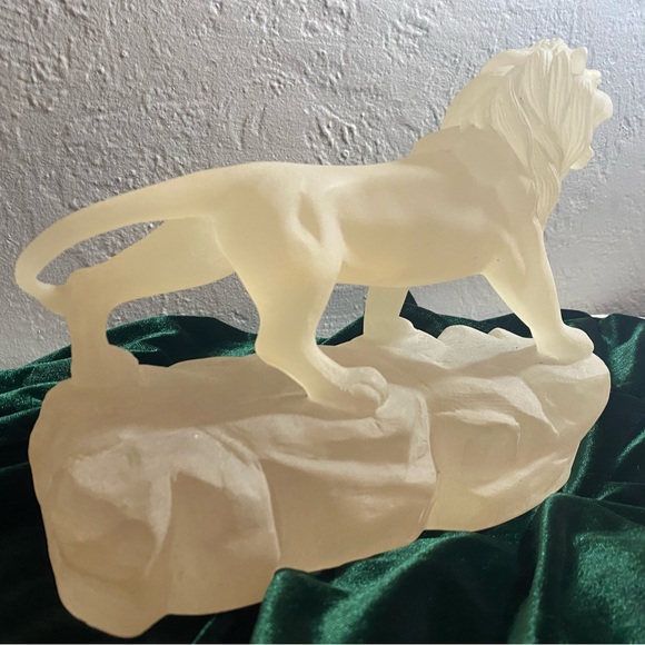 Vintage Frosted Resin Lion W/engravable plaque- it’s heavy. - Picture 14 of 15